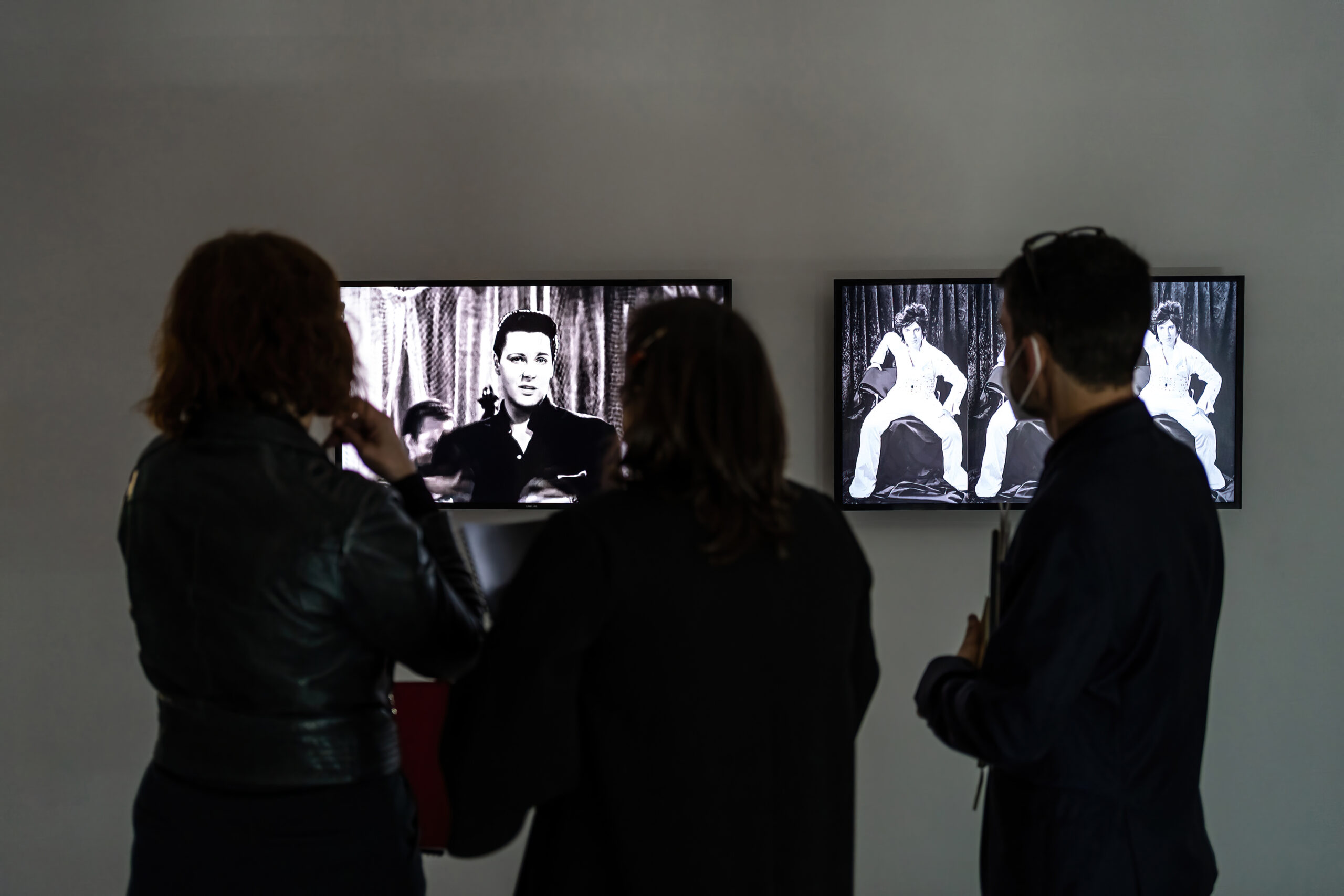 Libby Heaney, Elvis, 2019, two channel video, 1min30. Installation shot at VisionarIAs exhibition Etopia Photo courtesy of Etopia Zaragoza