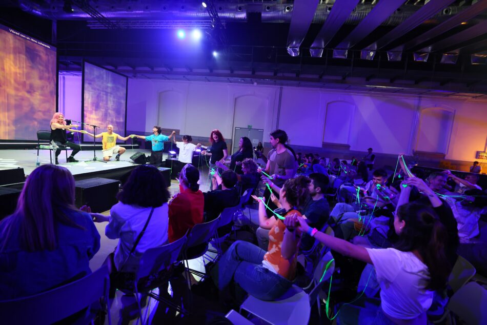 Audience participation with Libby Heaney performing slimeQore at Tabakalera, San Sebastian, 2025. Photo: Tabakalera